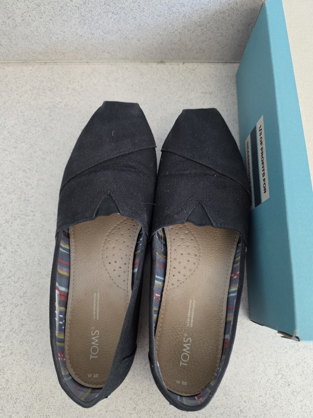 TOMS Women's Classic Canvas Slip-On Flats in Black